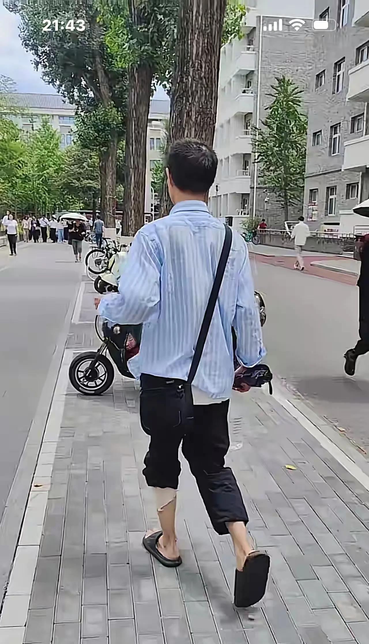 韦神的妈妈在哪里？
看着北京的天气也得有30℃左右吧，可是韦神居然还穿着秋裤呢，