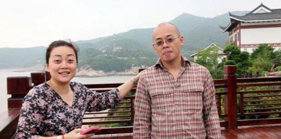 曹德旺的女儿曹艳萍开开心心的把自己男朋友叶舒带回家给父亲看看，可曹德旺看了一眼之