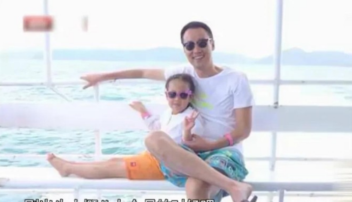 演员辛柏青说：“我记得大概在我女儿出生八九个月的时候吧，我去大连拍戏，拍完回去以