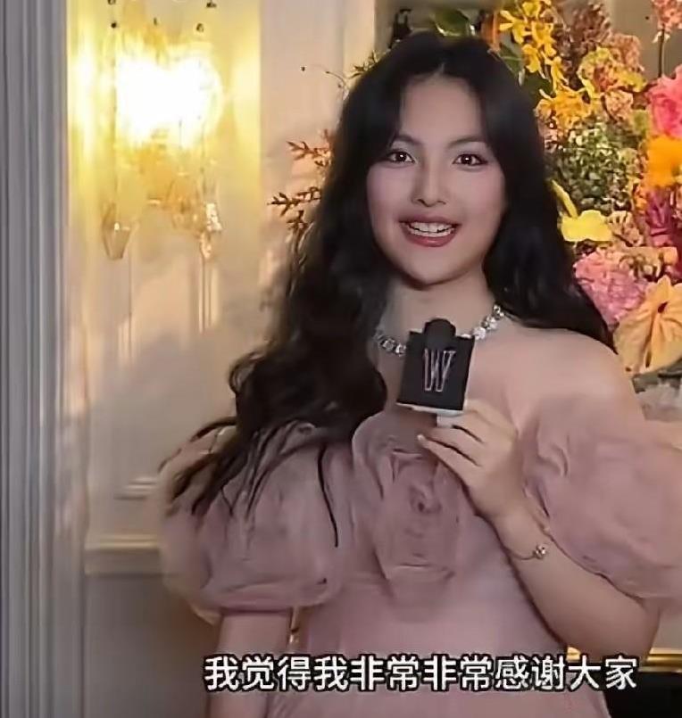 这些网友能搞道德绑架呢，李湘女儿背地里说一句“我不喜欢周也”怎么了？说背后不议论