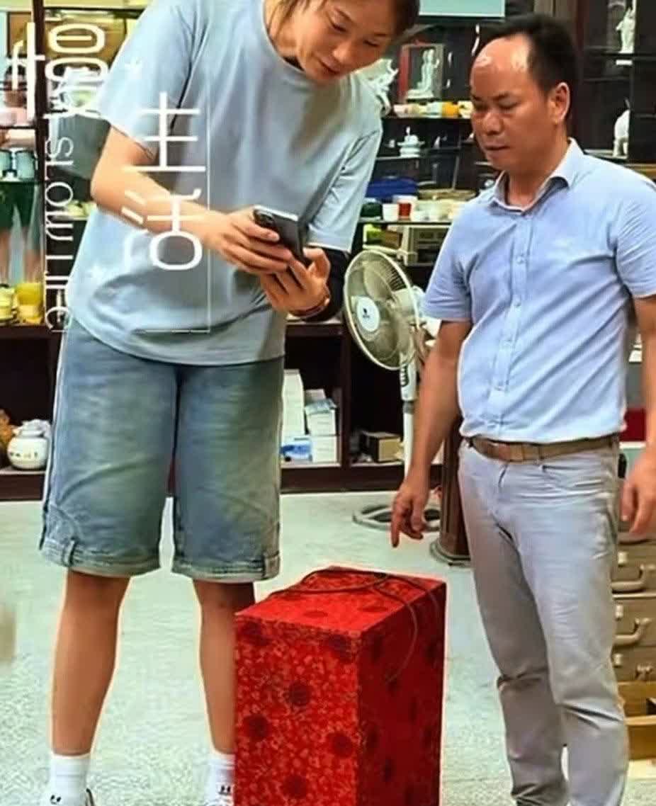 朱婷还在国内，暂时未去科内利亚诺报道，近日朱婷去了中国中国美术工艺大师陈春发那里