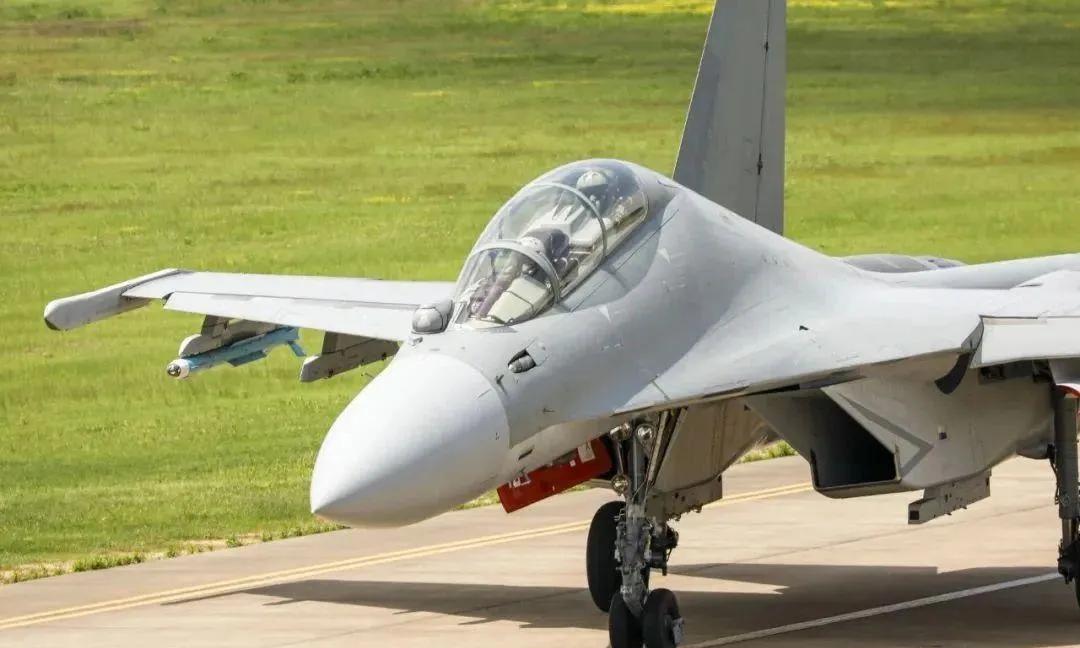【空战对抗、低空突防……来看这场实战化飞行训练】初夏时节，东部战区空军航空兵某部