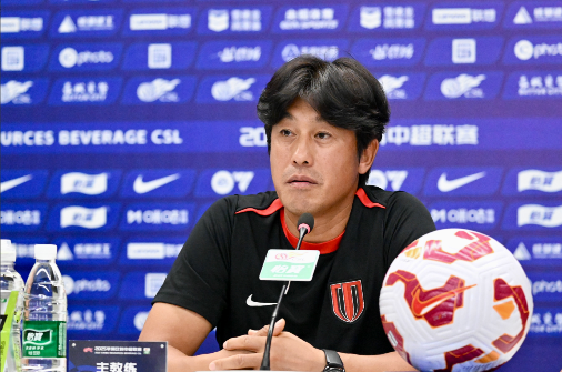 8月1日下午，成都蓉城队主教练徐正源和球员提莫出席了赛前新闻发布会。

在介绍本
