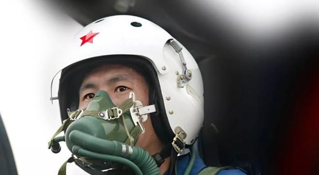 2004年，中国特级试飞员试飞枭龙战机。突然在1万2千米高空出现严重漏油熄火，然