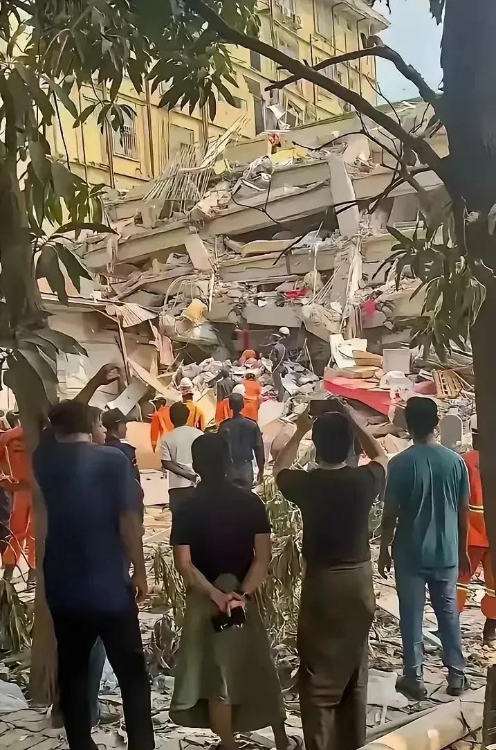 在大灾面前，中国的救援队尚且努力救人，而缅甸的平民却对自己同胞的遭遇熟视无睹，甚