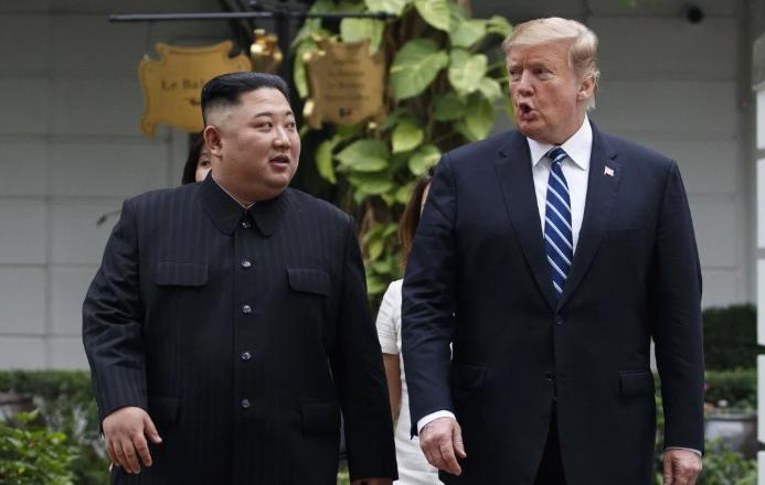 金正恩果断出手，强硬拒绝特朗普示好。
朝鲜金正恩近日拒绝了特朗普的示好举动，转而