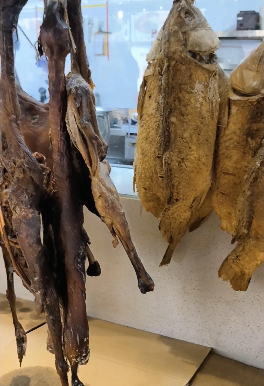 不加工的风干鸡看上去干干巴巴、黑不溜秋怎么跟美食都挂不上边。但是，吃过的人都说它