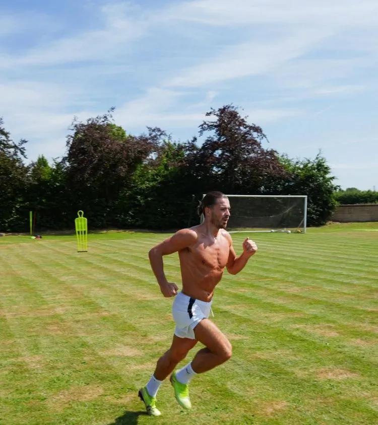 亿元先生的孤独时刻
        这是两张非常生动的照片，形象地记录了亿元先生