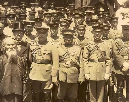 1923年，大军阀杨森喝醉了，误把自己的干儿女曾桂芝当成了姨太太，抱着她宠幸了一