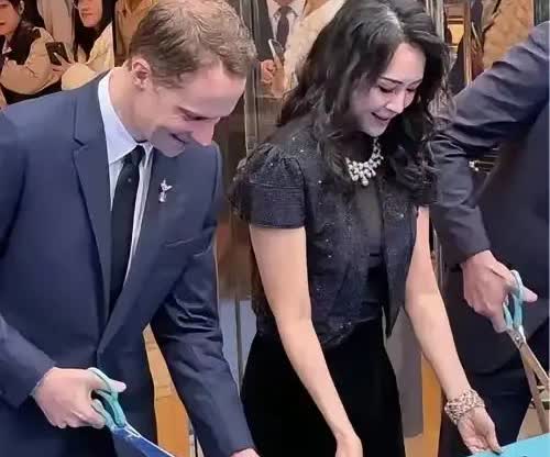 章子怡的没落，就跟那些不婚不育的人一样。
不婚不育的人，年轻时比同龄人舒适太多