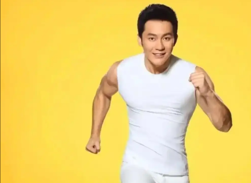 终于明白李晨为啥不怎么拍戏了！
 
并非缺资源，也不是没演技，而是他现在估计真不