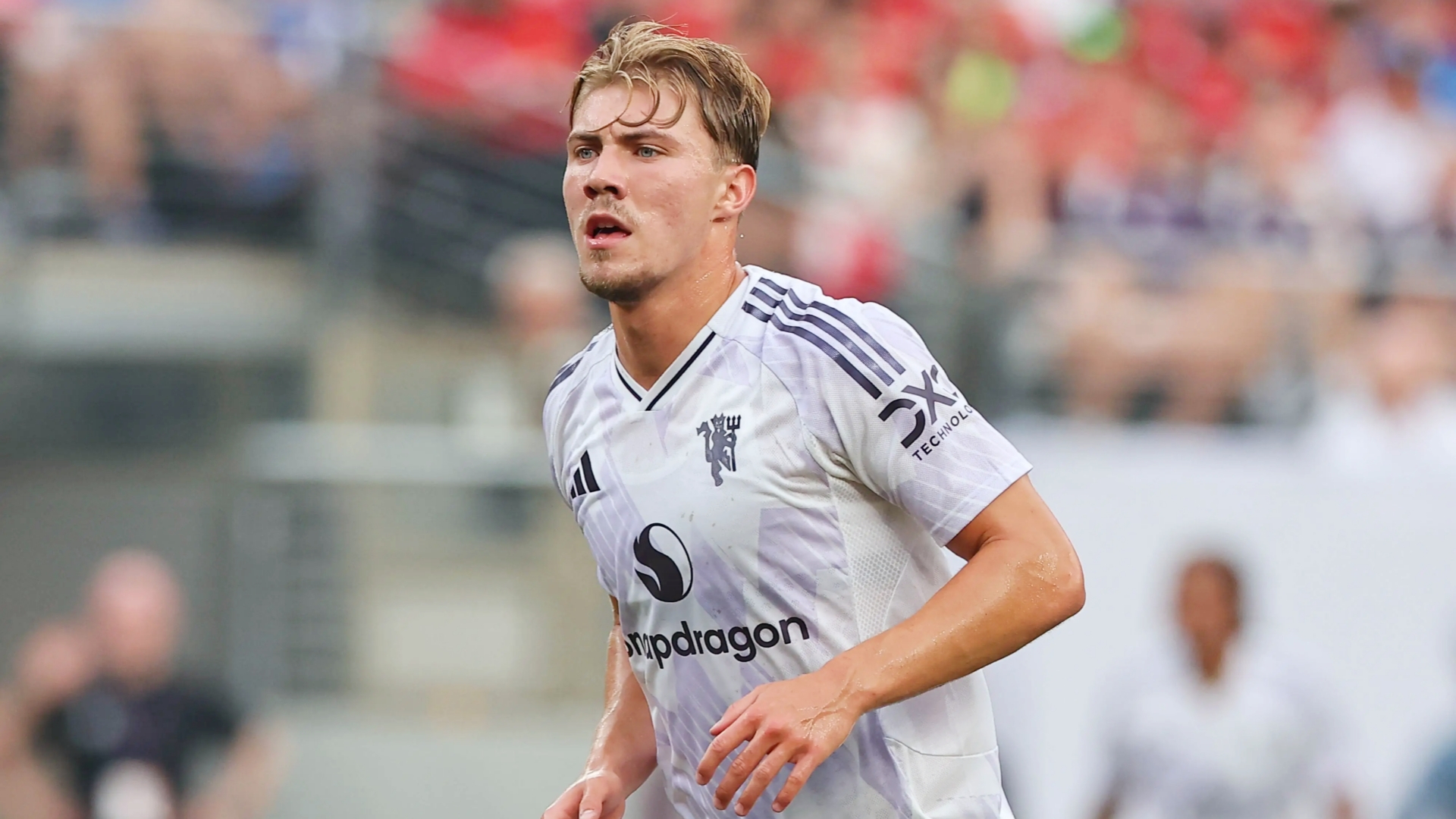 那不勒斯与霍伊伦及其团队就合同条款及长期计划进行了积极的谈判。
曼联已获悉谈判进