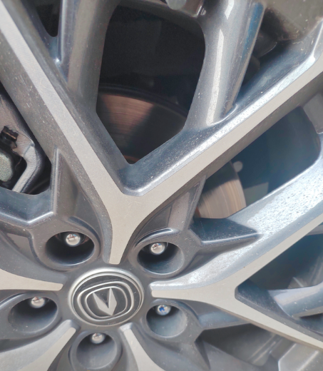 二代CS75P，8000公里，刹车布没有了，刹车盘全是很深的刮痕，你们有这样的现