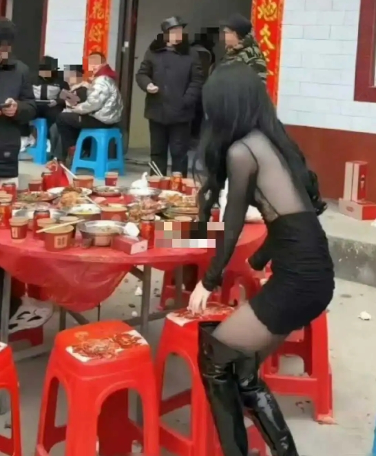 农村吃席，穿这样不尴尬吗？
