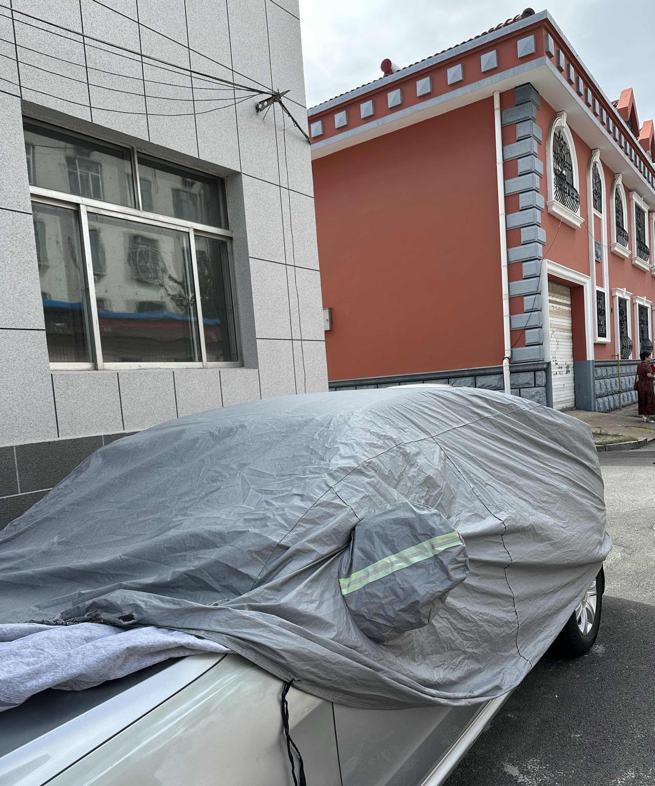 在弟弟家吃完饭，拿上车钥匙，就告辞出来。弟媳随我下楼，说：车上盖了车衣，我怕你找
