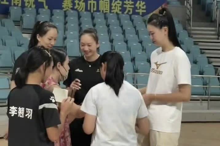 张常宁第一次以领队兼运动员身份参赛！宝宝张常宁这是发福了啊，不仅胖了，也黑了很多