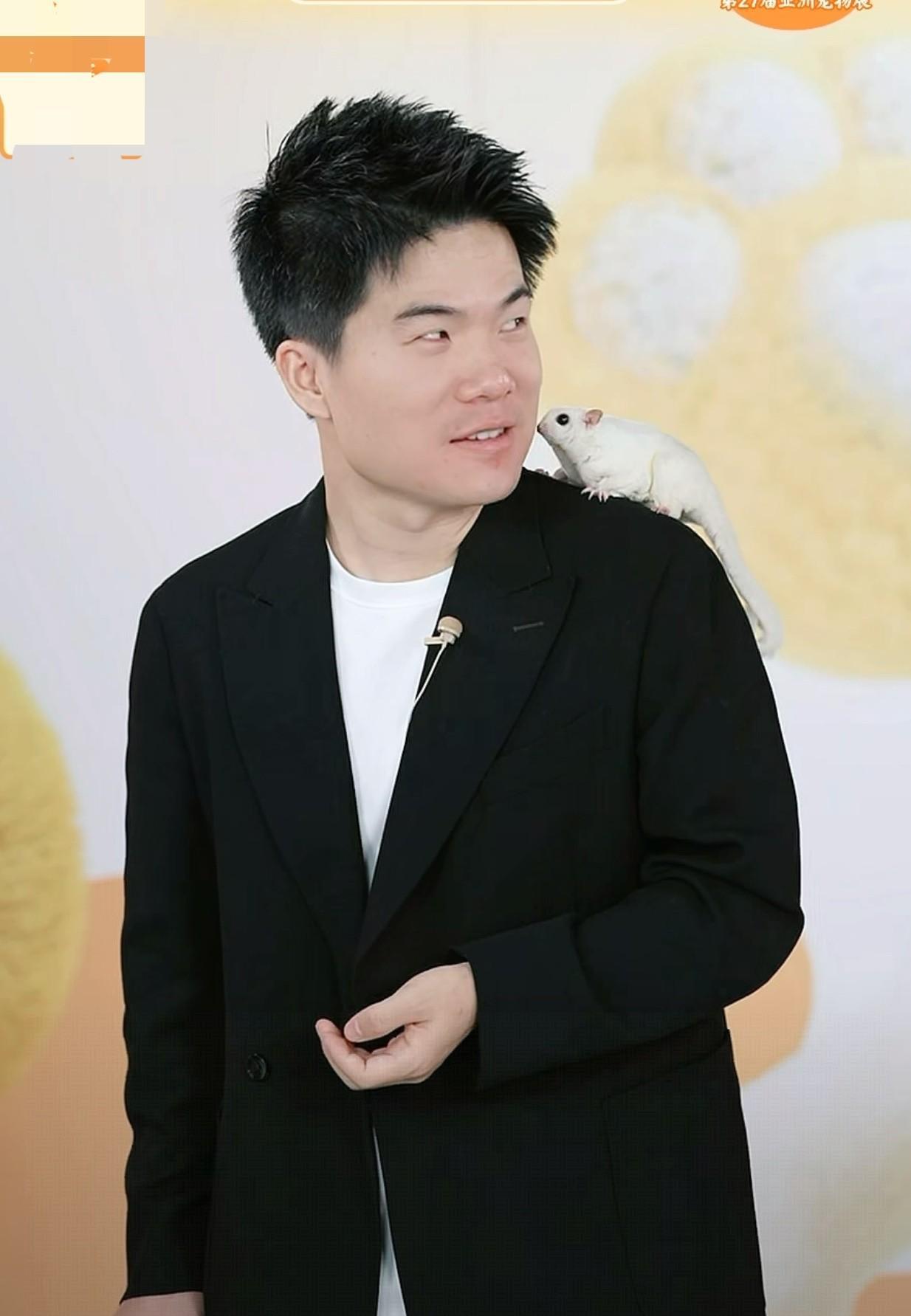 谁能想到顿顿创业开播宇辉又一次被上热搜！
有人说，彪哥的成功是因为平台在支持，