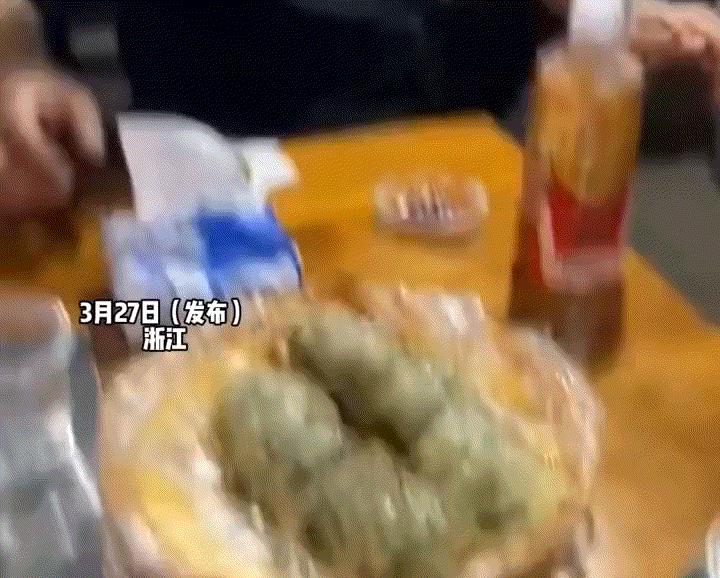 浙江，三名男子晚上去吃宵夜，可吃着吃着天上突然刮起了大风，眼看风越吹越大，这夜宵