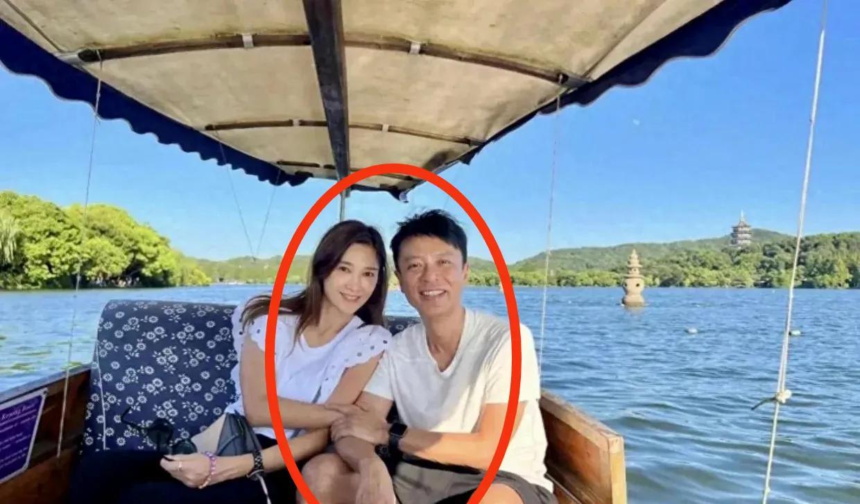 女生在婚姻里幸福不幸福看脸就知道了
看完李克勤和老婆的合照
瞬间觉得朱亚文和沈佳