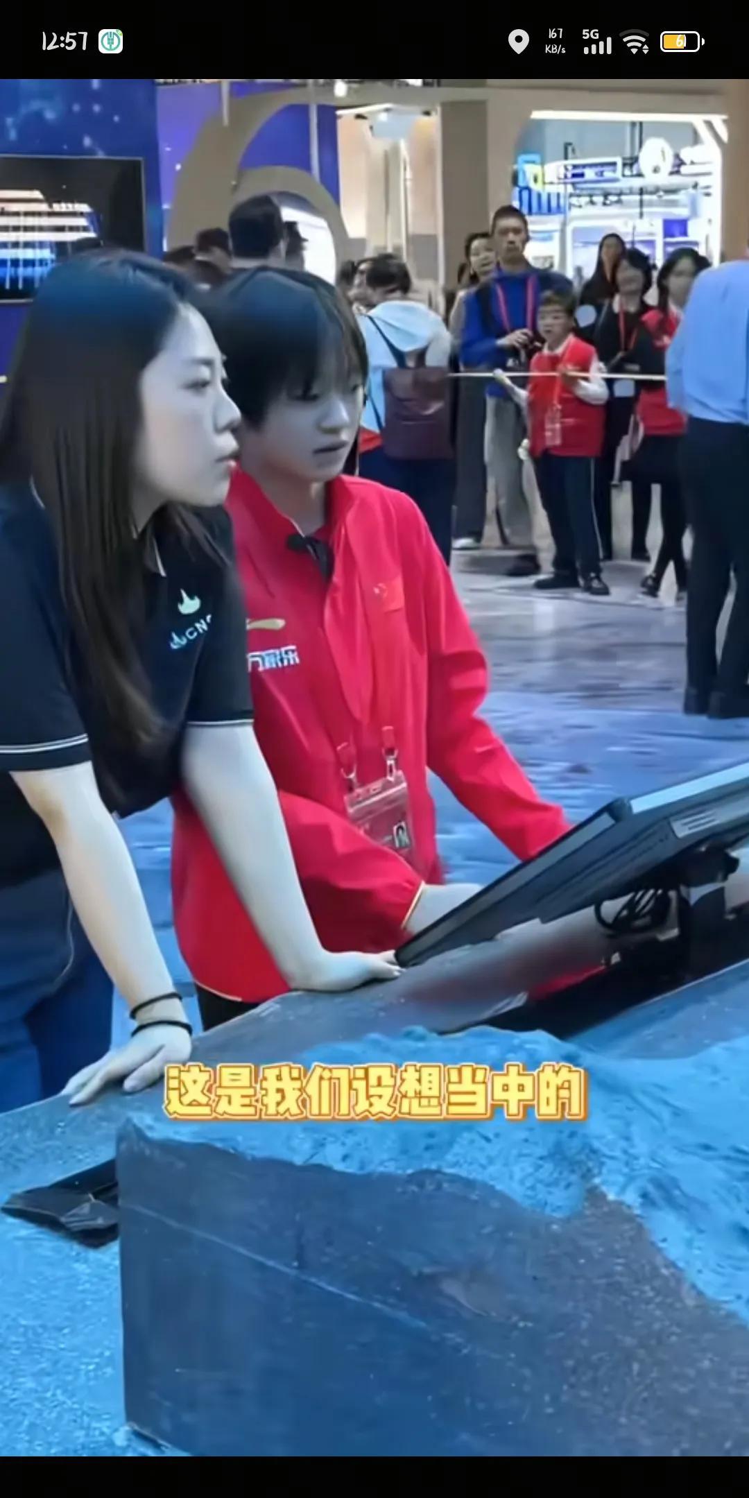 全红婵参加中国航天艺术节参观时，看见月球发展规划。就问带领她的小姐姐，说月球现在
