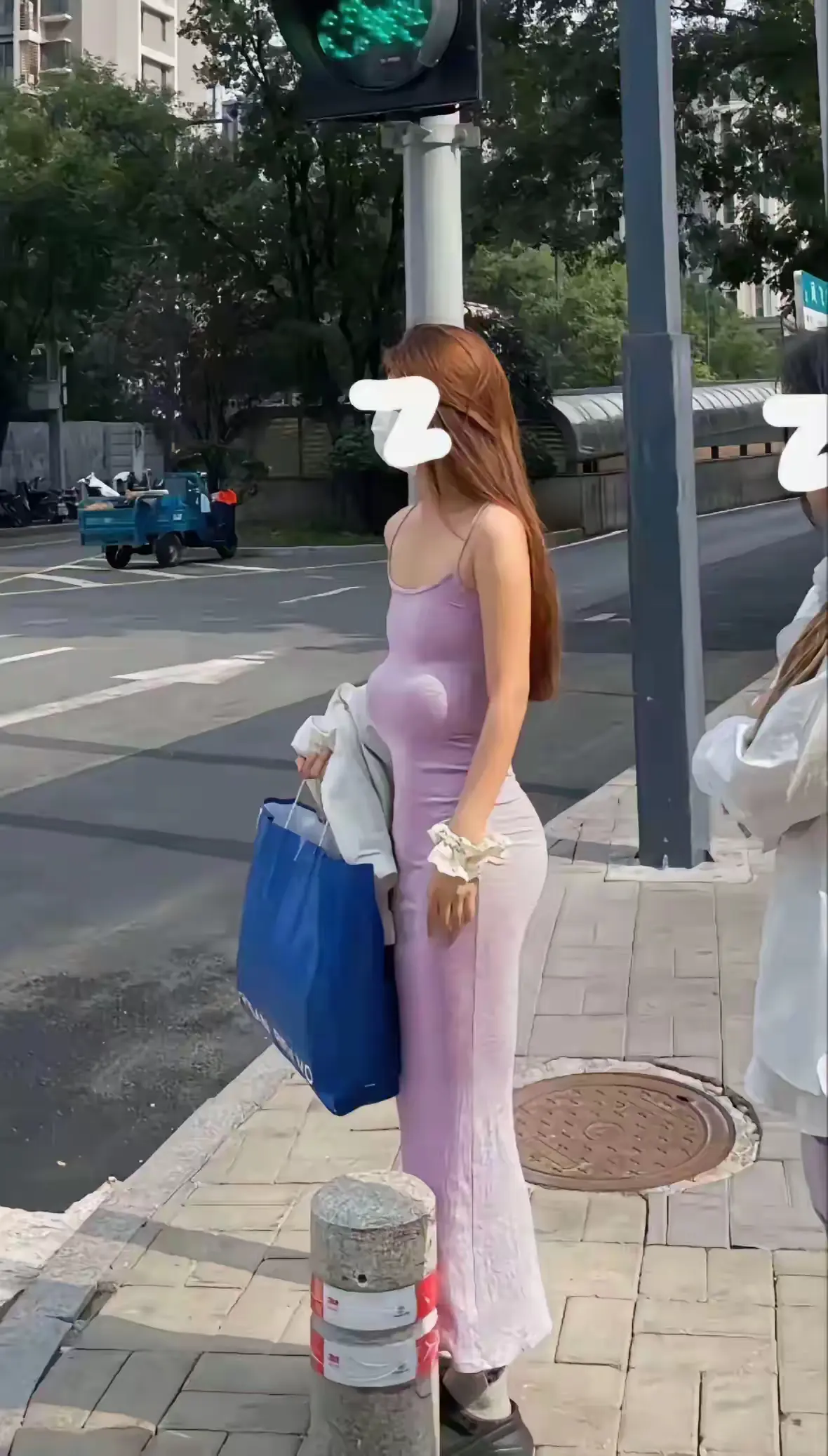 想提醒一下她，应该怎么说，不尴尬