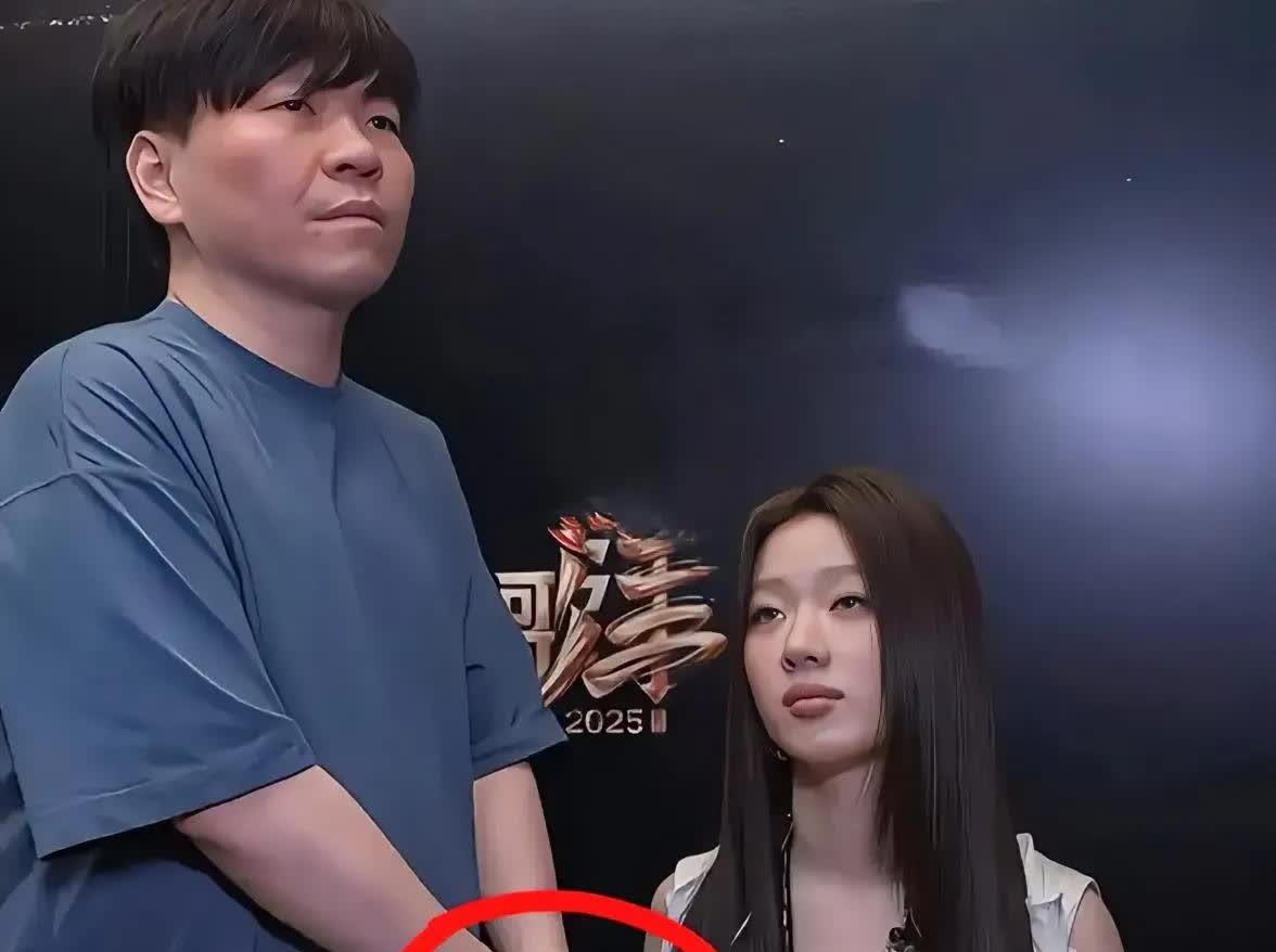 42岁前辈给22岁女孩披外套，全网嗑疯了但嗑的不是CP，是久违的安心感常石磊把单