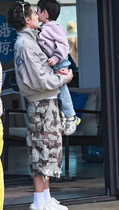 谁能拒绝温柔抱娃的王鹤棣，动作轻柔又细心，温柔值直接拉满 ​​​