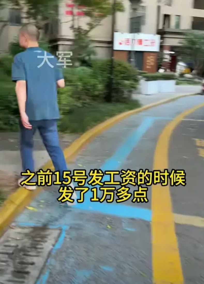 8月1日，赛力斯工厂给工人们放高温假了，一放就是5~10天。

不放假不行啊！因