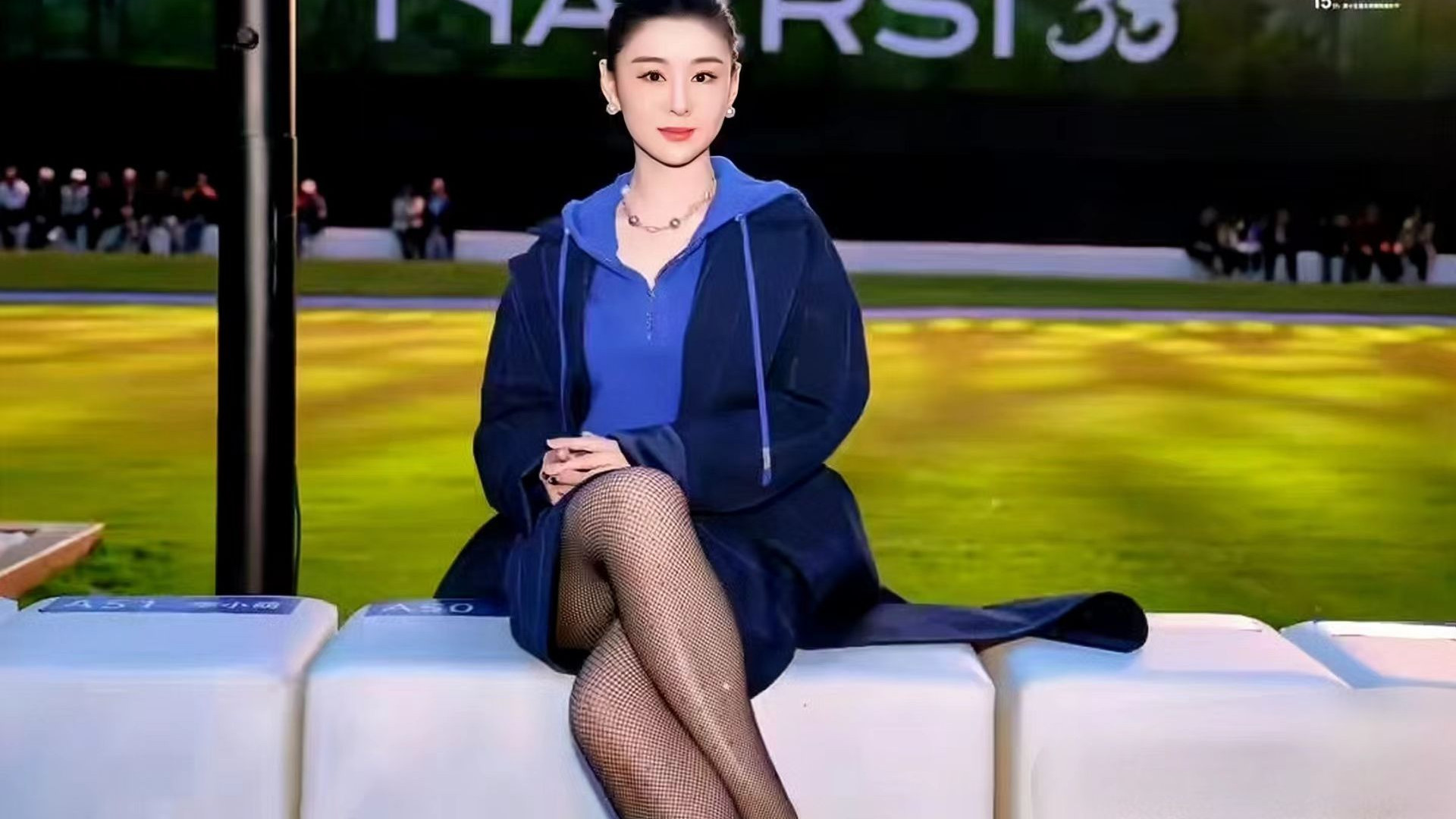 李小萌身穿波点丝袜亮相电影节，少女终于变成了御姐，充满高级感