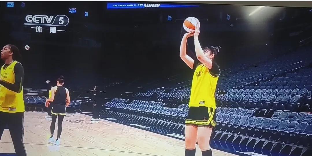 现役中国职业篮球运动员的榜样-李月汝！
李月汝现役中国国家队女篮球运动员，放弃国
