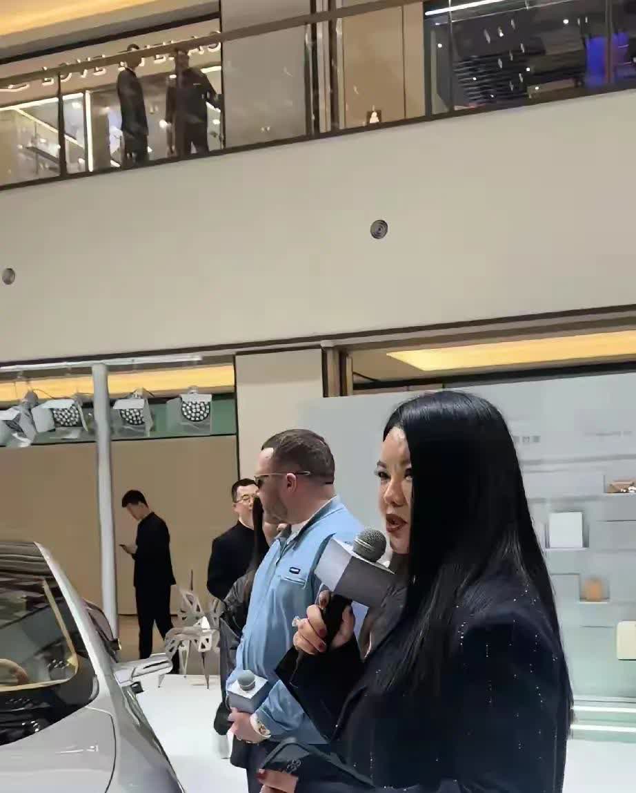 知名主持人李湘越来越把自己吃成了重量级人物。看这块头，估计得有150斤也打不住，