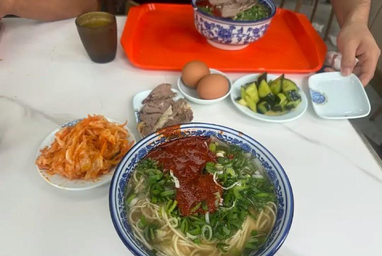 一个男人请你吃牛肉面，给你点了一碗20元的，他自己却点了一碗7元的。他这是什么意