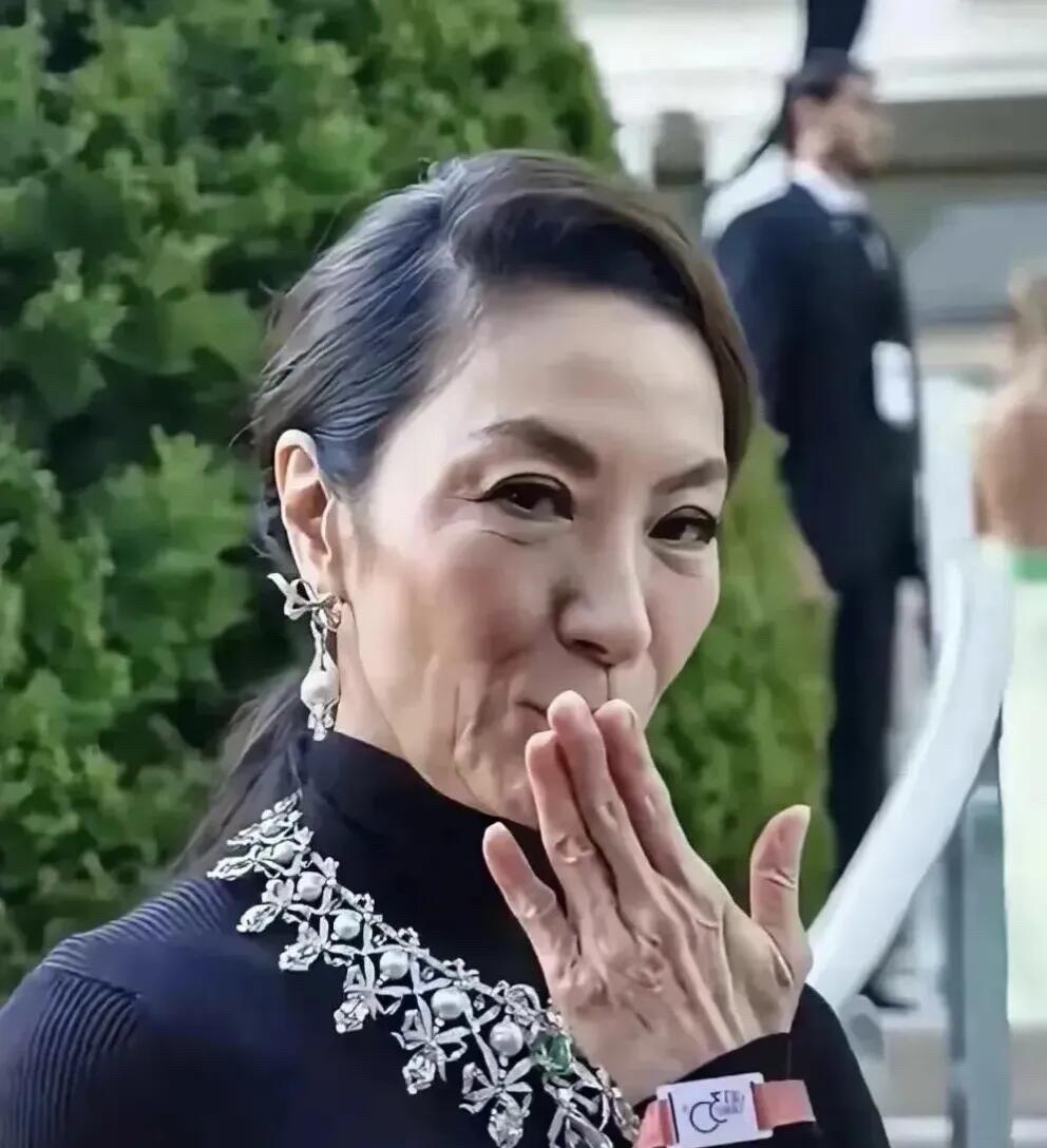 这么近距离看杨紫琼也只是一般般，并没有大家说的那样多美，没有美颜，满脸都是皱纹，