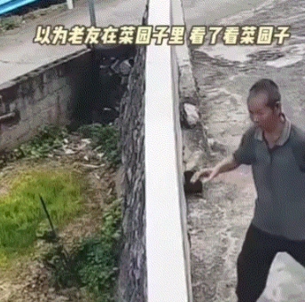福建，一女子这天查看老家监控时，无意间看到一位陌生老人提着一袋排骨来到她家院子里