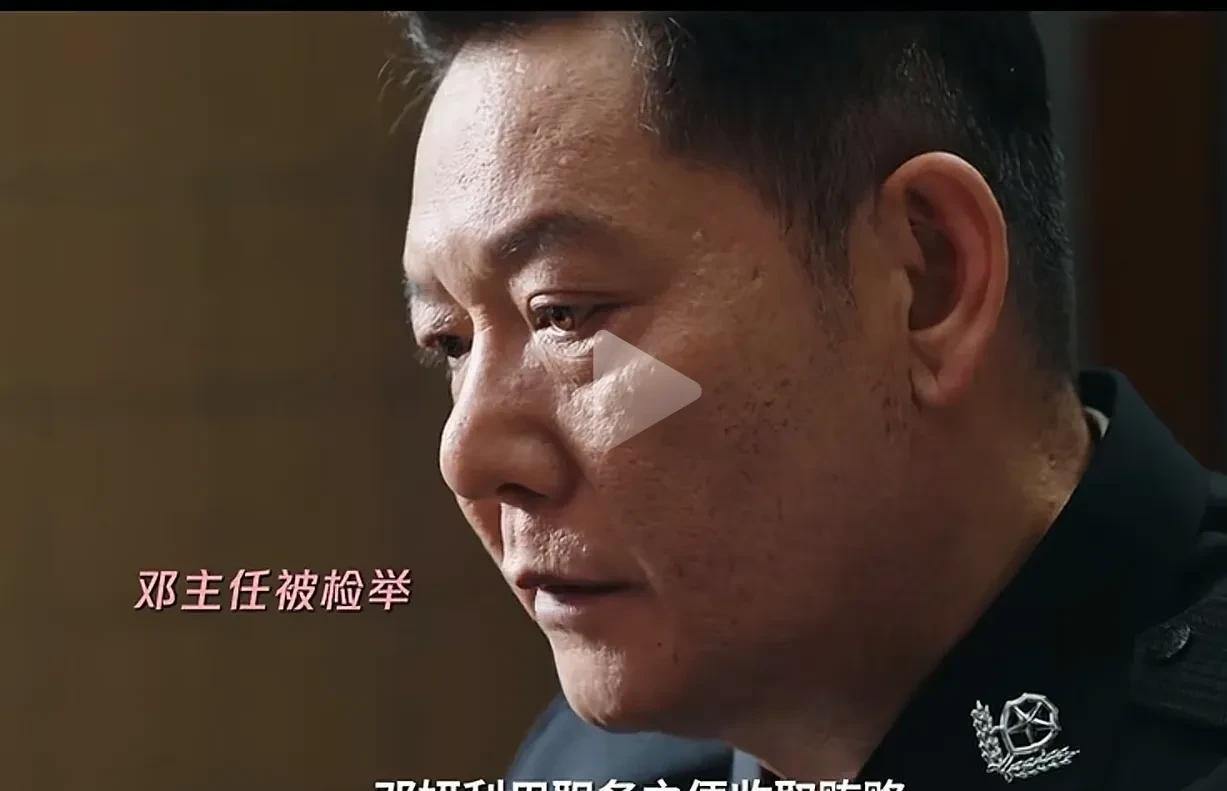《利剑玫瑰》第21，22集抢先看。周宏才逃脱警察追捕，邓妍被栽赃陷害停职。
1，