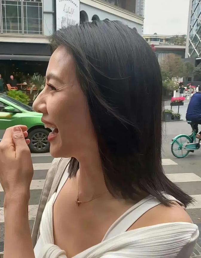 生活中偶遇高圆圆！
真人比镜头里还惊艳！
唯一小“槽点”就是
眼角皱纹比镜头里明