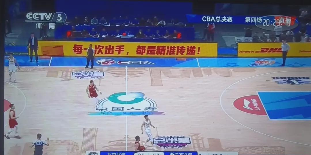 北汽对广厦G4比赛半场结束35：53：
先确认一点就是这场总决赛G4比赛的裁判又