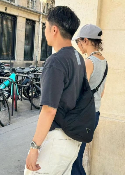 巴黎街头偶遇张曼玉逛街，女神还是一样体态轻盈，薄背，四肢纤细，太令人钦佩了喔。