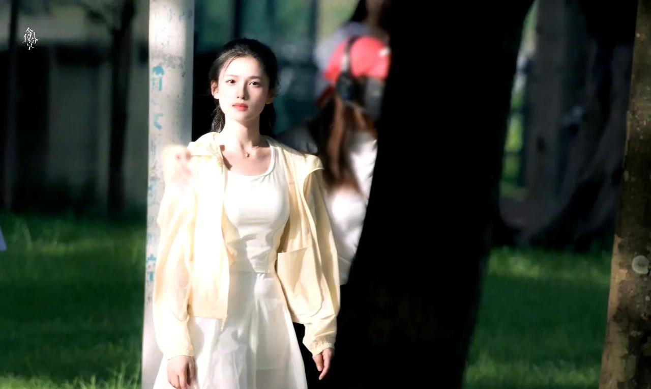 张婧仪这个造型完全就是校园文里走出来的初恋校花本人啊！
高马尾一扎瞬间青春感拉满