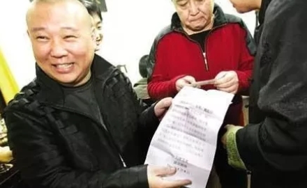 有一次郭德纲在演出后台，向大家展示了一封恐吓信。写信人自称是德云社的粉丝，透露有