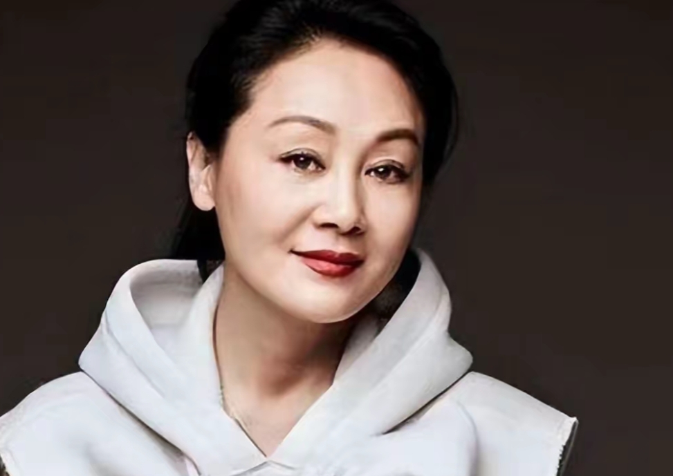 演员王姬：62 岁在美国照顾傻儿子，女儿婚事曝光，亲家背景不一般。如果再给王姬一