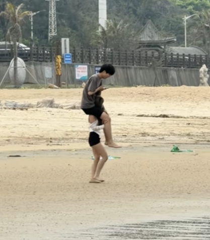 别看了，兄弟们，多一事不如少一事