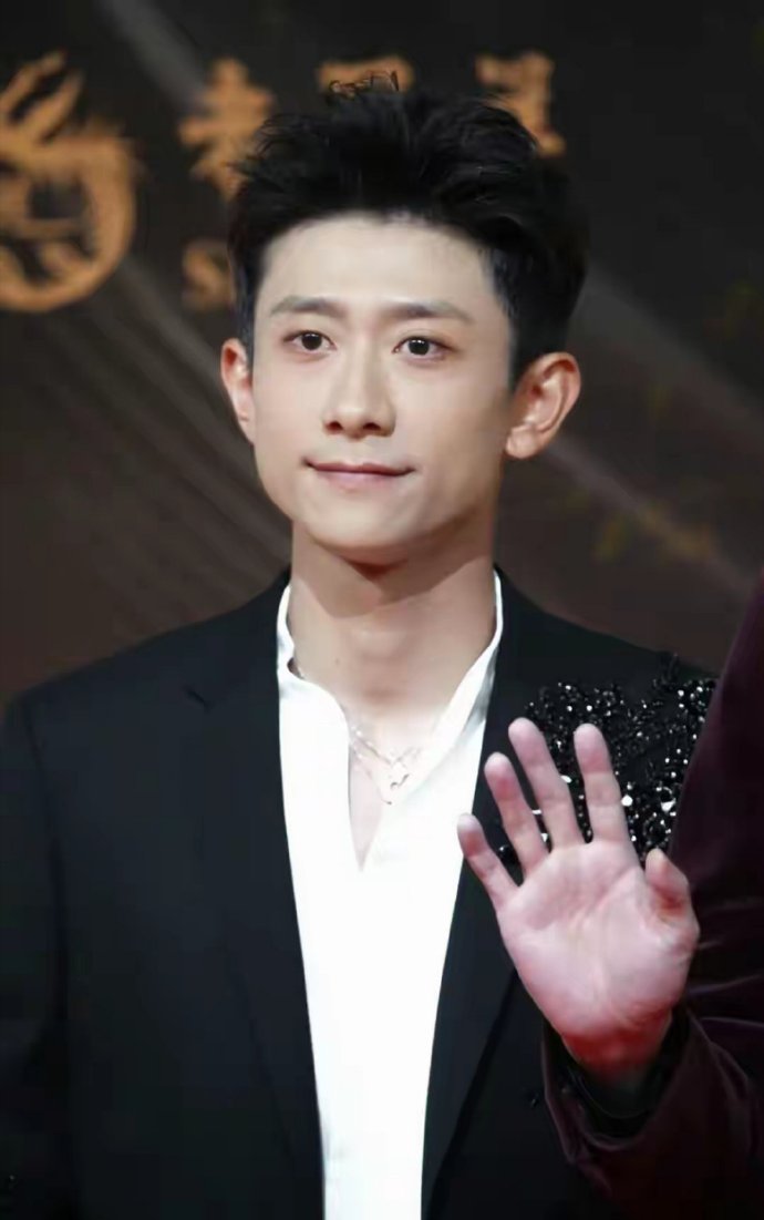  张一山出席国剧盛典活动，穿黑色亮钻西服，笑起来模样梦回刘星！ ​​​