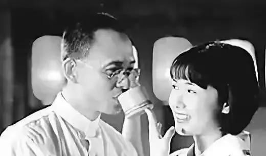 1948年，1名50多岁的日本女子，领着5个孩子，去郭沫若家敲门。郭沫若妻子于立