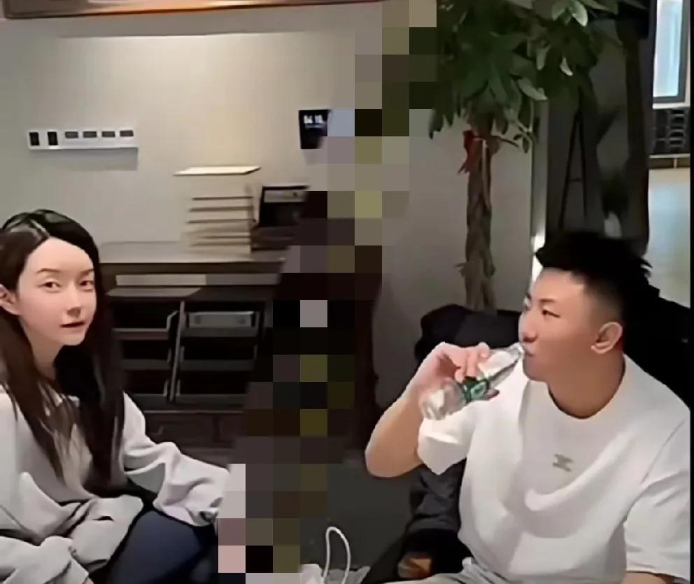 T佑送惊喜大礼，为崔阿扎买库里南！
 T佑送给崔阿扎一辆白色库里南，让助理大超联