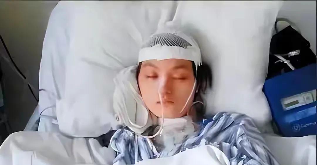 阿妹骑车要回家，路遇车祸真可怕。只因没有戴头盔，扑通倒地伤脑瓜。送到医院急抢救，