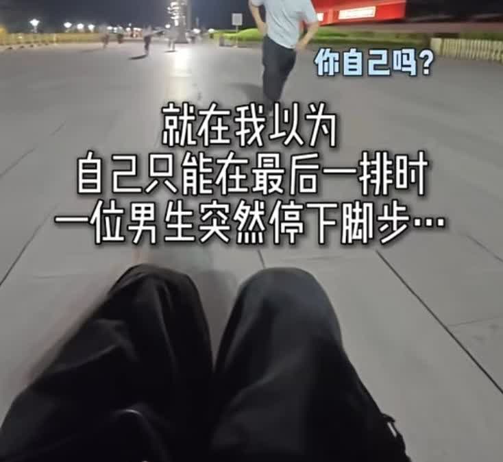 “太暖了！”北京，一女子坐着轮椅、独自来看升旗仪式，眼看着被远远甩在后头，她也奋