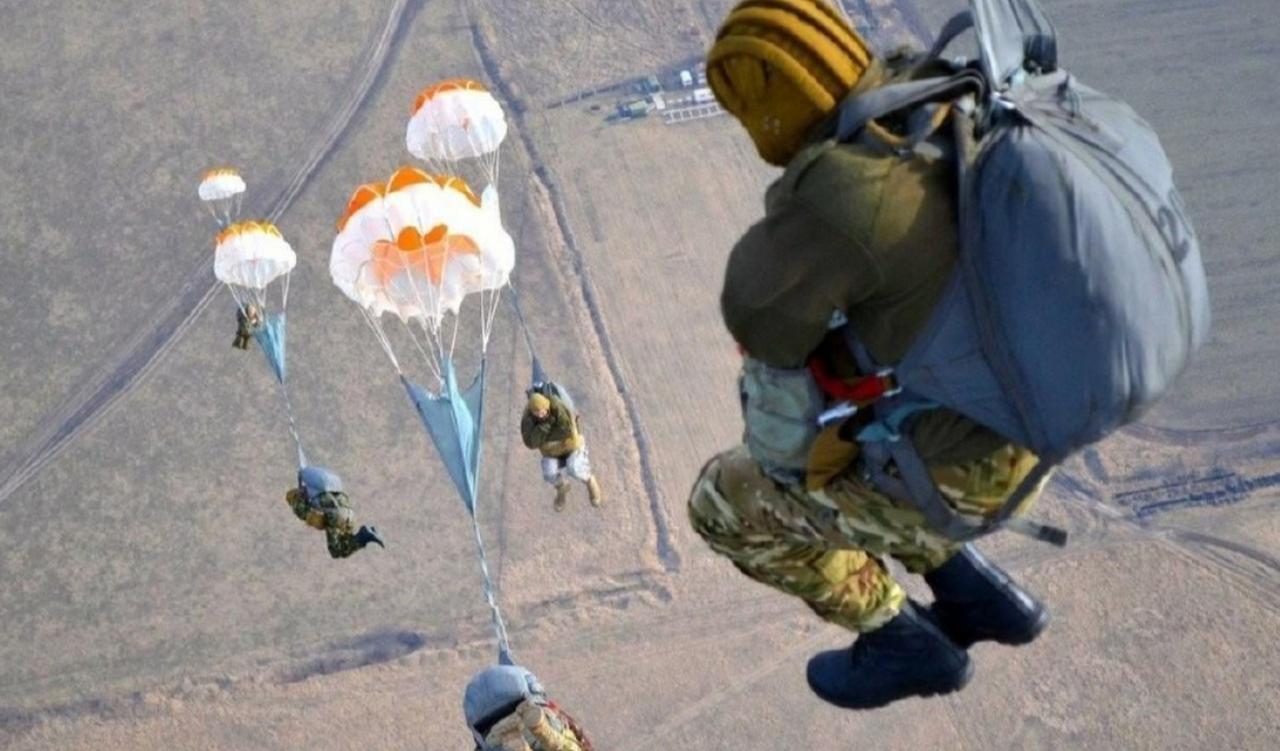 俄罗斯伞兵穿着刺绣衬衫，唱着乌克兰民歌打击乌克兰士兵！
乌克兰人愤怒：阴险无耻的
