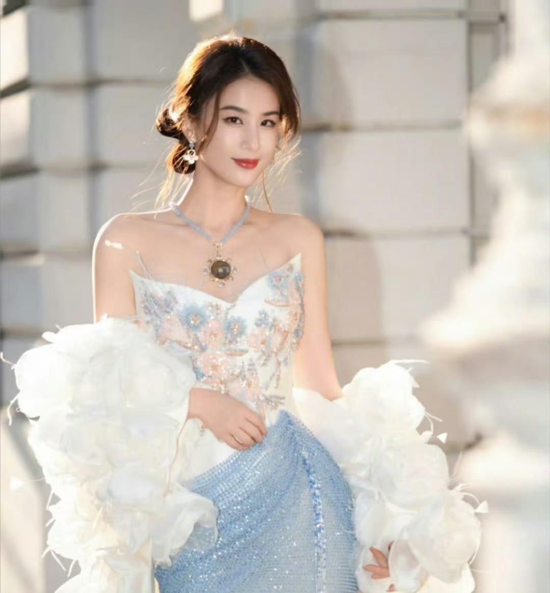 杨子也没想到，黄圣依离婚后竟变成这样，估计他从来没有见过……
没想到离婚后的黄圣