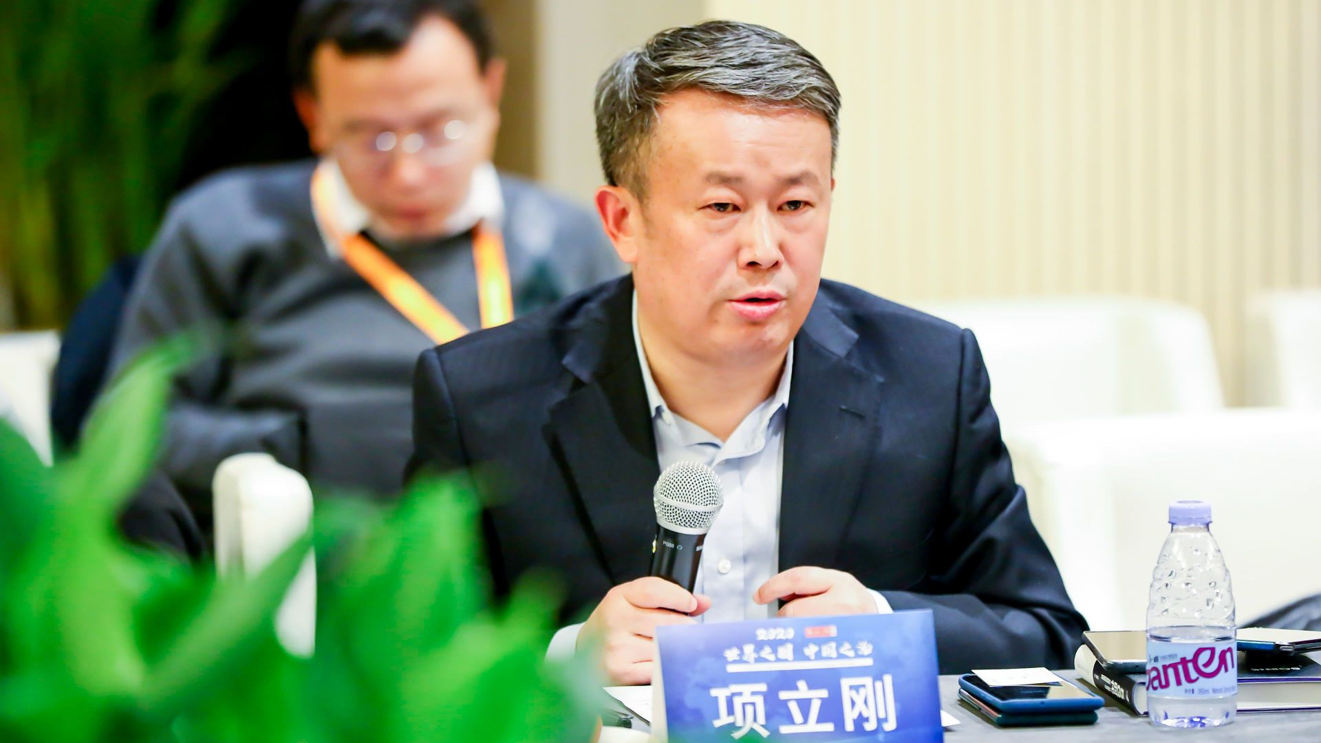 项立刚疯狂碰瓷罗永浩背后，是项立刚的橘子卖不动了